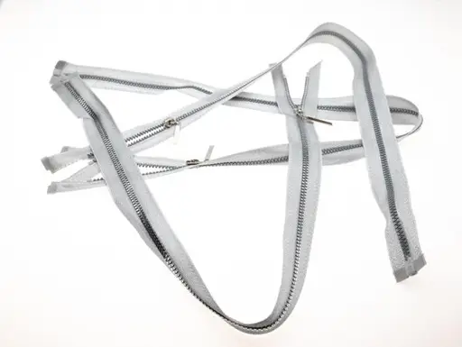 Zips ozdobný kostený deliteľný metal 3mmx 65cm/strieborný